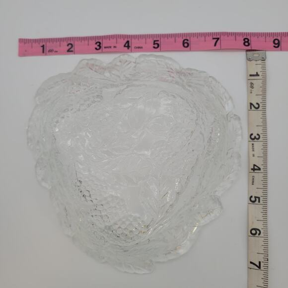 Vintage Intricately Textured Grapes and Leaves Designed Clear‎ Glass Dish - Picture 7 of 7
